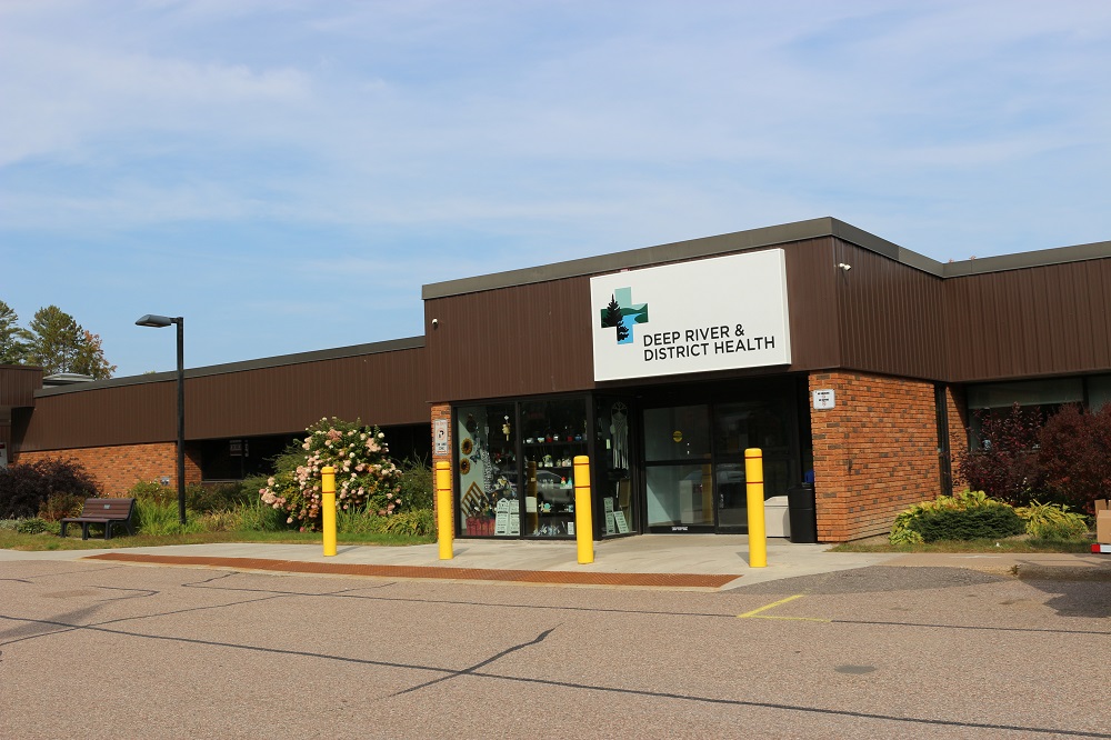 Exterior photo of the main entrance to the hospital